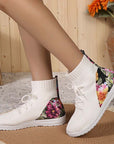 Comfortable mid-high sneakers with floral detail on the heel