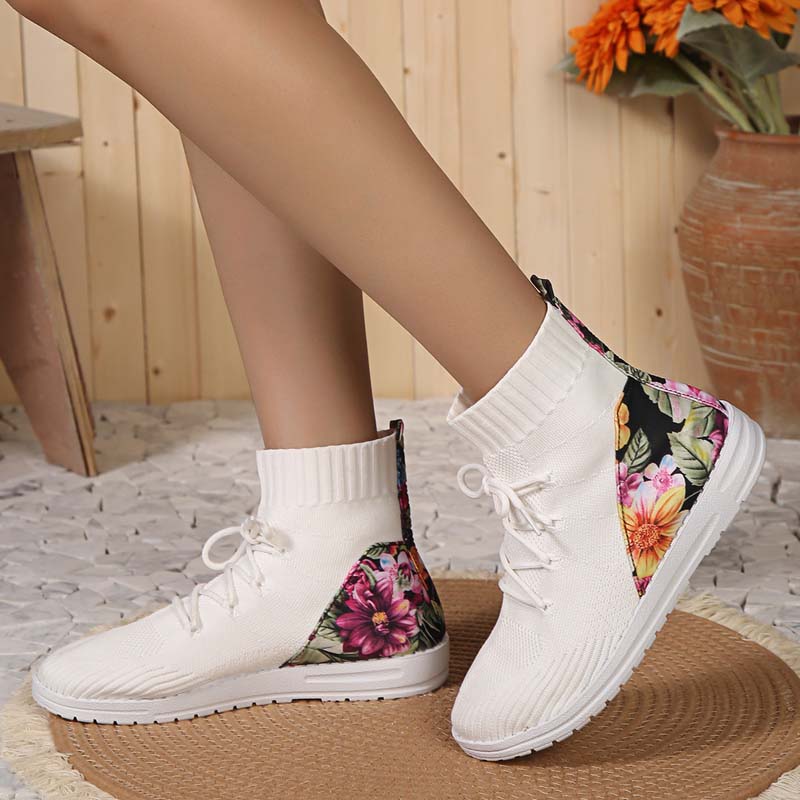 Comfortable mid-high sneakers with floral detail on the heel